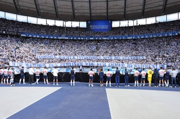 DEU, DFL, 2. FBL, Hertha BSC vs. 1.FC Kaiserslautern, 11.05.2024, Berliner Olympiastadion, Berlin, DEU, DFL, 2. FBL, Hertha BSC vs. 1.FC Kaiserslautern, im Bild Gedanken an Kai Bernstein, Hertha-Spielerkreis mit dem Banner, Hertha-BSC Fans DFL - regulations prohibit any use of Photographs as image sequences and or quasi-video Foto: Juergen Engler nordphoto GmbH