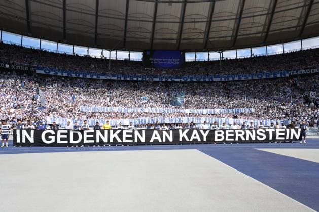 DEU, DFL, 2. FBL, Hertha BSC vs. 1.FC Kaiserslautern, 11.05.2024, Berliner Olympiastadion, Berlin, DEU, DFL, 2. FBL, Hertha BSC vs. 1.FC Kaiserslautern, im Bild Gedanken an Kai Bernstein, Hertha-Spielerkreis mit dem Banner, Hertha-BSC Fans DFL - regulations prohibit any use of Photographs as image sequences and or quasi-video Foto: Juergen Engler nordphoto GmbH