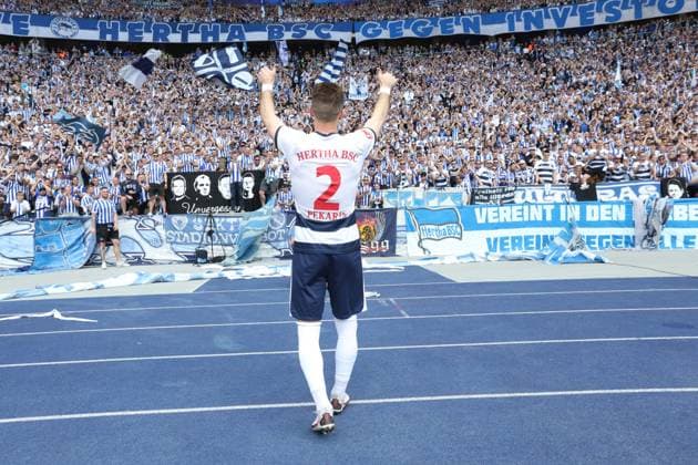 DEU, DFL, 2. FBL, Hertha BSC vs. 1.FC Kaiserslautern, 11.05.2024, Berliner Olympiastadion, Berlin, DEU, DFL, 2. FBL, Hertha BSC vs. 1.FC Kaiserslautern, im Bild Peter Pekarik (Hertha BSC Berlin 2), Hertha-BSC Fans DFL - regulations prohibit any use of Photographs as image sequences and or quasi-video Foto: Juergen Engler nordphoto GmbH