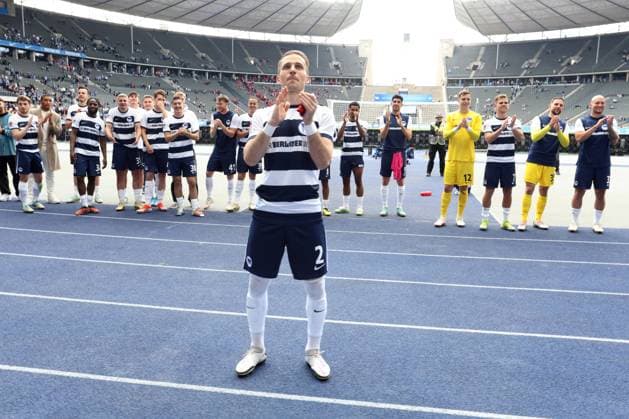 DEU, DFL, 2. FBL, Hertha BSC vs. 1.FC Kaiserslautern, 11.05.2024, Berliner Olympiastadion, Berlin, DEU, DFL, 2. FBL, Hertha BSC vs. 1.FC Kaiserslautern, im Bild Peter Pekarik (Hertha BSC Berlin 2), Hertha-Spielerkreis DFL - regulations prohibit any use of Photographs as image sequences and or quasi-video Foto: Juergen Engler nordphoto GmbH