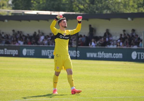 11.05.2024 Dreieich, Ahorn Camp Regionalliga Südwest Saison 2023 2024 Eintracht Frankfurt II gegen VfB Stuttgart Torwart Dennis Seimen (VfBII) Schlussjubel *** 11 05 2024 Dreieich, Ahorn Camp Regionalliga Südwest Season 2023 2024 Eintracht Frankfurt II vs VfB Stuttgart Goalkeeper Dennis Seimen VfBII Final cheer