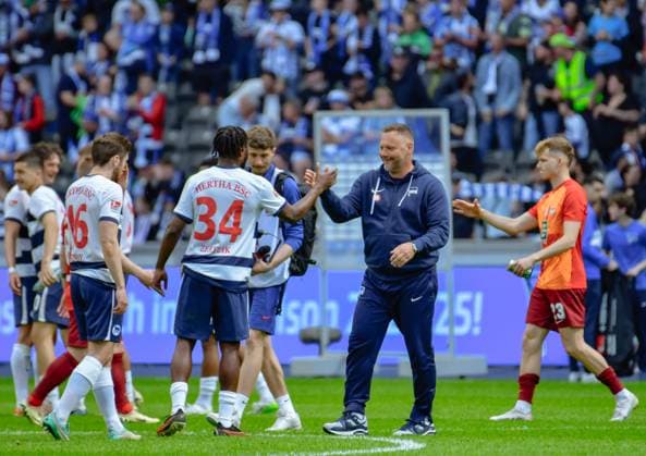 11.05.2024, xlakx, Fussball 2.Bundesliga, Hertha BSC Berlin - 1.FC Kaiserslautern emspor, v.l. Jonjoe Kenny (Hertha BSC 16),Deyovaisio Zeefuik (Hertha BSC 34),Pal Dardai (Hertha BSC Trainer) klatschen mit der Hand ab (DFL DFB REGULATIONS PROHIBIT ANY USE OF PHOTOGRAPHS as IMAGE SEQUENCES and or QUASI-VIDEO) Daniel Lakomski Jan Huebner Berlin