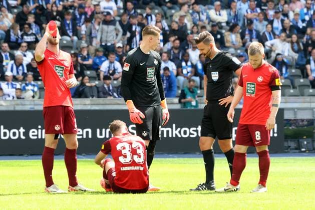 DEU, DFL, 2. FBL, Hertha BSC vs. 1.FC Kaiserslautern, 11.05.2024, Berliner Olympiastadion, Berlin, DEU, DFL, 2. FBL, Hertha BSC vs. 1.FC Kaiserslautern, im Bild Kaiserslautern-Spielerkreis, Boris Tomiak (1.FC Kaiserslautern 2), Jan Elvedi (1.FC Kaiserslautern 33), Julian Krahl (1.FC Kaiserslautern 18), Jean Zimmer (1.FC Kaiserslautern 8), Schiedsrichter Daniel Schlager DFL - regulations prohibit any use of Photographs as image sequences and or quasi-video Foto: Juergen Engler nordphoto GmbH