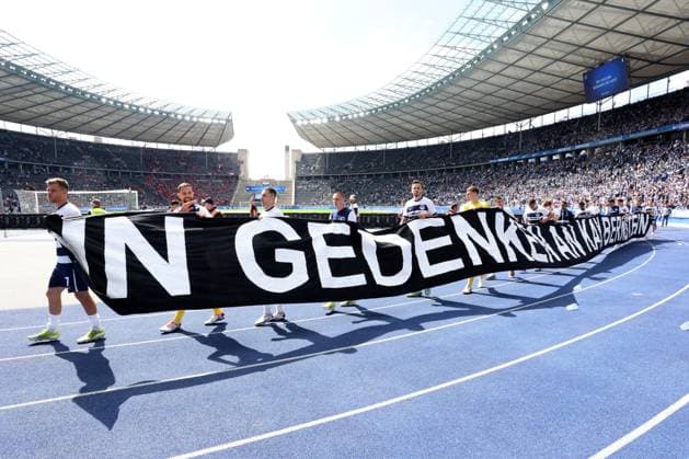 DEU, DFL, 2. FBL, Hertha BSC vs. 1.FC Kaiserslautern, 11.05.2024, Berliner Olympiastadion, Berlin, DEU, DFL, 2. FBL, Hertha BSC vs. 1.FC Kaiserslautern, im Bild Gedanken an Kai Bernstein, Hertha-Spielerkreis mit dem Banner DFL - regulations prohibit any use of Photographs as image sequences and or quasi-video Foto: Juergen Engler nordphoto GmbH