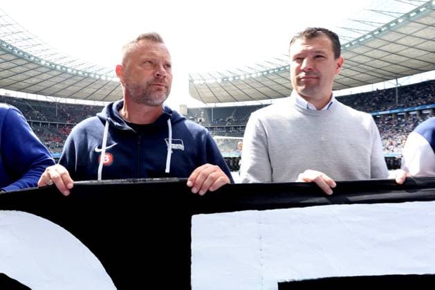 DEU, DFL, 2. FBL, Hertha BSC vs. 1.FC Kaiserslautern, 11.05.2024, Berliner Olympiastadion, Berlin, DEU, DFL, 2. FBL, Hertha BSC vs. 1.FC Kaiserslautern, im Bild Gedanken an Kai Bernstein, Hertha-Spielerkreis mit dem Banner, Cheftrainer Pal Dardai (Hertha BSC Berlin), Benjamin Weber (Sportdirektor, Hertha BSC Berlin) DFL - regulations prohibit any use of Photographs as image sequences and or quasi-video Foto: Juergen Engler nordphoto GmbH