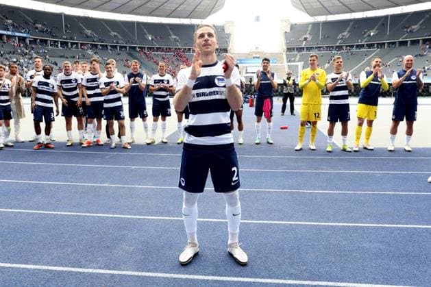 DEU, DFL, 2. FBL, Hertha BSC vs. 1.FC Kaiserslautern, 11.05.2024, Berliner Olympiastadion, Berlin, DEU, DFL, 2. FBL, Hertha BSC vs. 1.FC Kaiserslautern, im Bild Peter Pekarik (Hertha BSC Berlin 2), Hertha-Spielerkreis DFL - regulations prohibit any use of Photographs as image sequences and or quasi-video Foto: Juergen Engler nordphoto GmbH