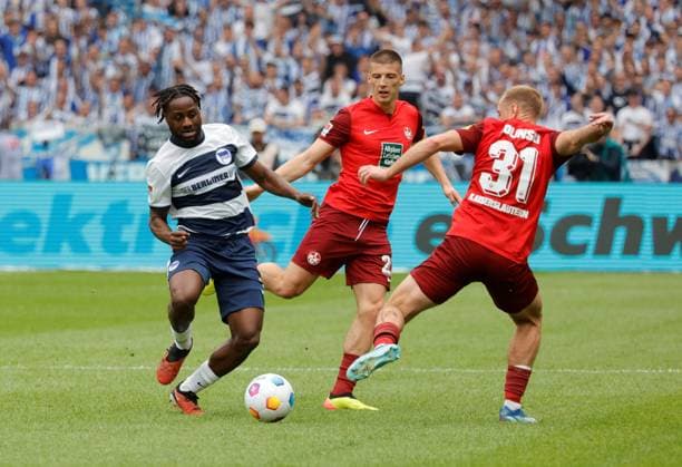 Deyovaisio Zeefuik, Hertha BSC, Boris Tomiak, 1. FC Kaiserslautern, Ben Zolinski, 1. FC Kaiserslautern, Deutschland, Berlin, Olympiastadion, Fussball, Herren, Saison 2023 2024, 2. Bundesliga, (33. Spieltag), Hertha BSC - 1. FC Kaiserslautern