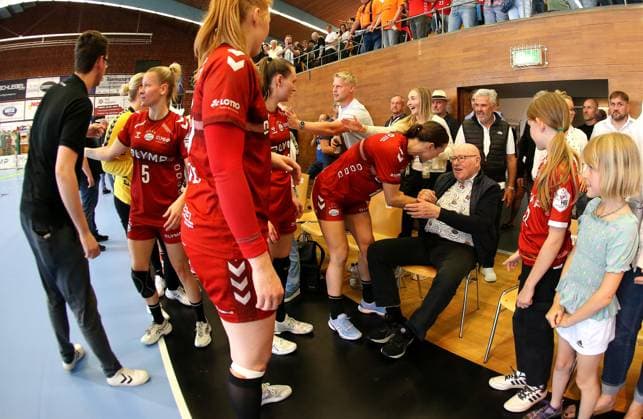 11.05.2024, Deutschland, Bietigheim, Handball 1. Bundesliga Frauen, SG BBM Bietigheim vs. VfL Oldenburg, v.l. Inger Smits (BBM), Eberhard Bezner (BBM)