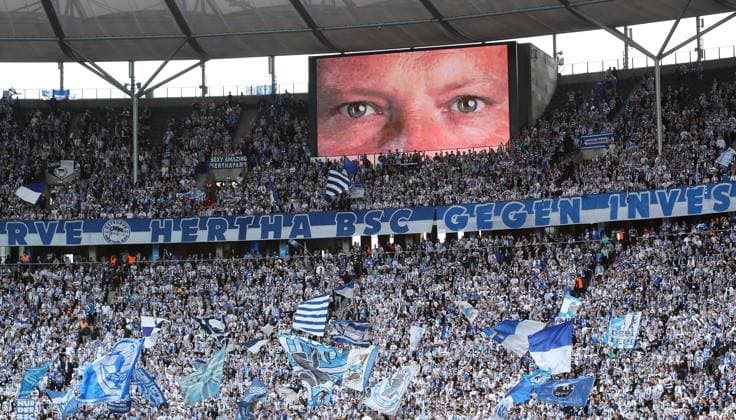 Sport Themen der Woche KW19 Sport Bilder des Tages Anzeigetafel in der Ostkurve, Augen von Trainer Pal Dardai Symbolfoto Typical Feature Fußball Fussball DFL 2.Bundesliga Herren 33.Spieltag Saison 2023 2024 11.05.2024 Hertha BSC Berlin vs. 1.FC Kaiserslautern FCK DFL regulations prohibit any use of photographs as image sequences and or quasi-video *** Scoreboard in the Ostkurve, eyes of coach Pal Dardai Symbol photo Typical Feature Sport Soccer Football DFL 2 Bundesliga Men 33 Matchday Season 2023 2024 11 05 2024 Hertha BSC Berlin vs 1 FC Kaiserslautern FCK DFL regulations prohibit any use of photographs as image sequences and or quasi video