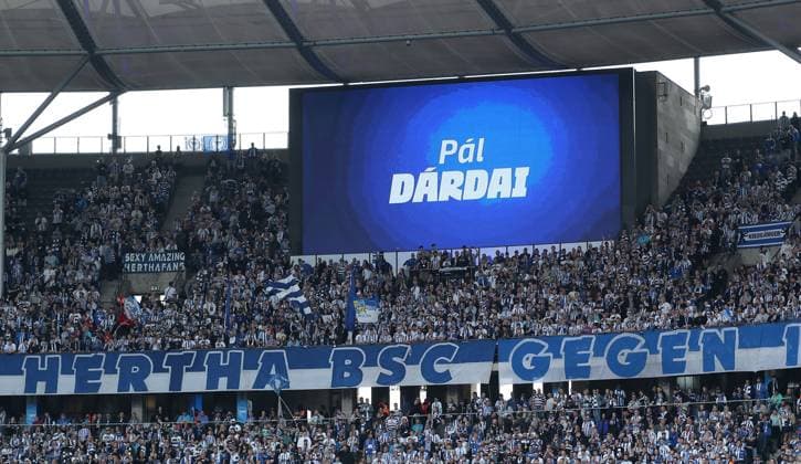 Anzeigetafel in der Ostkurve, Trainer Pal Dardai Symbolfoto Typical Feature Fußball Fussball DFL 2.Bundesliga Herren 33.Spieltag Saison 2023 2024 11.05.2024 Hertha BSC Berlin vs. 1.FC Kaiserslautern FCK DFL regulations prohibit any use of photographs as image sequences and or quasi-video