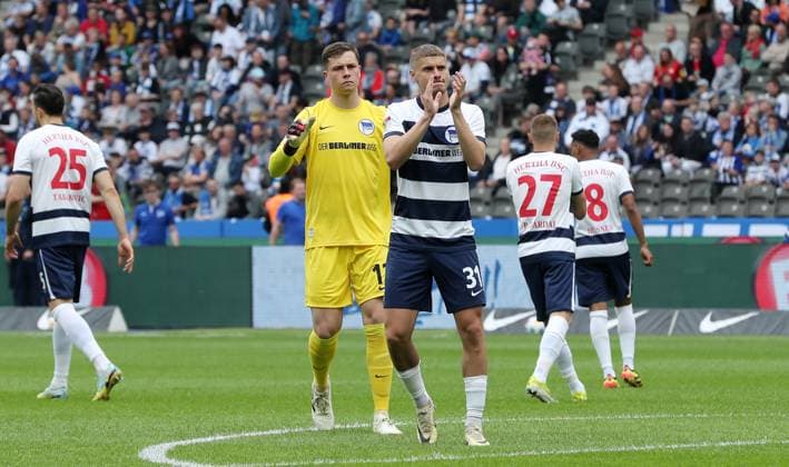Torwart Tjark Ernst, Marton Dardai zu den Fans klatschend vor dem Spiel Fußball Fussball DFL 2.Bundesliga Herren 33.Spieltag Saison 2023 2024 11.05.2024 Hertha BSC Berlin vs. 1.FC Kaiserslautern FCK DFL regulations prohibit any use of photographs as image sequences and or quasi-video
