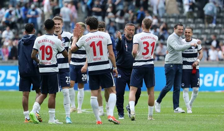 Jeremy Dudziak, Marten Winkler, Fabian Reese, Trainer Pal Dardai, Marton Dardai, Sportdirektor Benjamin Weber, Peter Pekarik, Herthamannschaft jubelt nach Spielende Freude Emotion Jubel Fußball Fussball DFL 2.Bundesliga Herren 33.Spieltag Saison 2023 2024 11.05.2024 Hertha BSC Berlin vs. 1.FC Kaiserslautern FCK DFL regulations prohibit any use of photographs as image sequences and or quasi-video