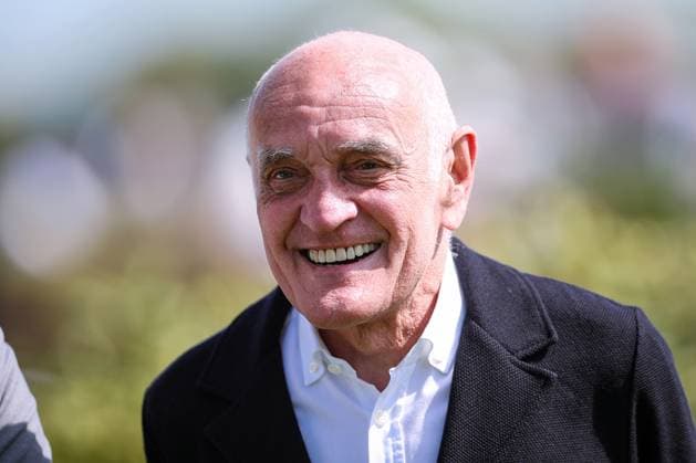 01.05.2024, Hannover, Fußball, Galopprennsport, Pferderennbahn Neue Bult, Hannover-96 Renntag: Geschäftsführer Martin Kind (Hannover-96) lachend Niedersachsen Deutschland