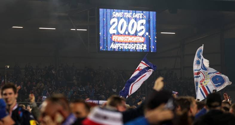 Anzeigentafel mit Hinweis Aufstiegsparty 20.5.24 Fussball, Herren, Saison 2023 2024, 2.BL, Holstein Kiel gegen Fortuna Duesseldorf, 1-1, Kiel damit Aufsteiger in die 1.Liga DFL REGULATIONS PROHIBIT ANY USE OF PHOTOGRAPHS AS IMAGE SEQUENCES AND OR QUASI-VIDEO. *** Scoreboard with notice promotion party 20 5 24 Football, Men, Season 2023 2024, 2 BL, Holstein Kiel vs Fortuna Duesseldorf, 1 1, Kiel thus promoted to the 1 Liga DFL REGULATIONS PROHIBIT ANY USE OF PHOTOGRAPHS AS IMAGE SEQUENCES AND OR QUASI VIDEO