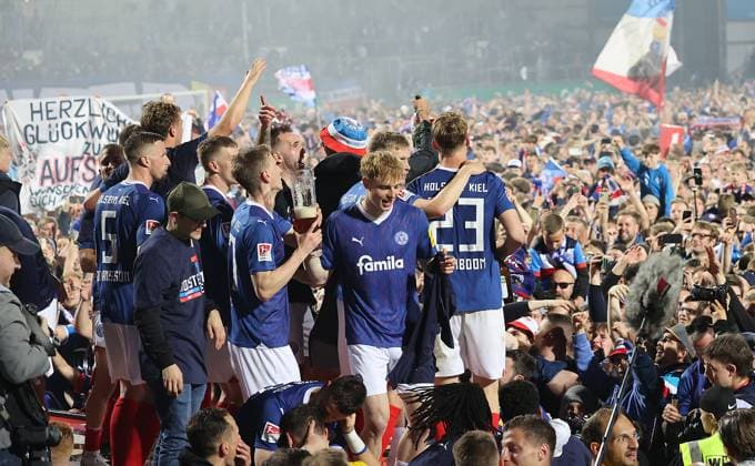 Lasse Rosenboom (Holstein Kiel) und Team feiern den Aufstieg mit den Fans Fussball, Herren, Saison 2023 2024, 2.BL, Holstein Kiel gegen Fortuna Duesseldorf, 1-1, Kiel damit Aufsteiger in die 1.Liga DFL REGULATIONS PROHIBIT ANY USE OF PHOTOGRAPHS AS IMAGE SEQUENCES AND OR QUASI-VIDEO. *** Lasse Rosenboom Holstein Kiel and team celebrate promotion with the fans Football, Men, Season 2023 2024, 2 BL, Holstein Kiel vs Fortuna Duesseldorf, 1 1, Kiel thus promoted to the 1 Liga DFL REGULATIONS PROHIBIT ANY USE OF PHOTOGRAPHS AS IMAGE SEQUENCES AND OR QUASI VIDEO