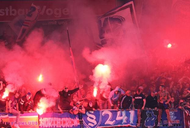 Kieler Fans feiern den Aufstieg Fussball, Herren, Saison 2023 2024, 2.BL, Holstein Kiel gegen Fortuna Duesseldorf, 1-1, Kiel damit Aufsteiger in die 1.Liga DFL REGULATIONS PROHIBIT ANY USE OF PHOTOGRAPHS AS IMAGE SEQUENCES AND OR QUASI-VIDEO. *** Kiel fans celebrate promotion Football, Men, Season 2023 2024, 2 BL, Holstein Kiel vs Fortuna Duesseldorf, 1 1, Kiel thus promoted to the 1 Liga DFL REGULATIONS PROHIBIT ANY USE OF PHOTOGRAPHS AS IMAGE SEQUENCES AND OR QUASI VIDEO