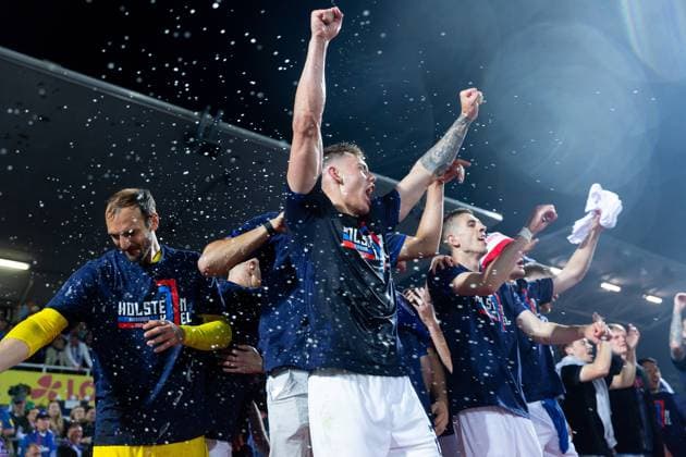 Fußball I Herren I Saison 2023-2024 I 2. Bundesliga I 33. Spieltag I Holstein Kiel - Fortuna Düsseldorf I 11.05.2024 Holstein Kiel feiert den Aufstieg. Kiel Holstein-Stadion Schleswig-Holstein Deutschland *** Soccer I Men I Season 2023 2024 I 2 Bundesliga I 33 Matchday I Holstein Kiel Fortuna Düsseldorf I 11 05 2024 Holstein Kiel celebrates promotion Kiel Holstein Stadium Schleswig Holstein Germany Copyright: xLobecax xHenningxRohlfsx