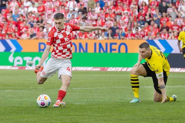 1. FSV Mainz 05 - Borussia Dortmund, 1. FBL Torschuss von Brajan Gruda (1.FSV Mainz 05, 43), rechts kniet Niklas Süle (Borussia Dortmund, 25). Bundesligaspiel zwischen dem 1. FSV Mainz 05 und Borussia Dortmund am 11. Mai 2024 in der Mewa Arena in Mainz. Nach Vorgaben der DFL, Deutsche Fußball Liga, ist es untersagt, in dem Stadion und oder vom Spiel angefertigte Fotoaufnahmen in Form von Sequenzbildern und oder videoähnlichen Fotostrecken zu verwerten bzw. verwerten zu lassen., Mainz Rheinland-Pfalz Deutschland Mewa Arena