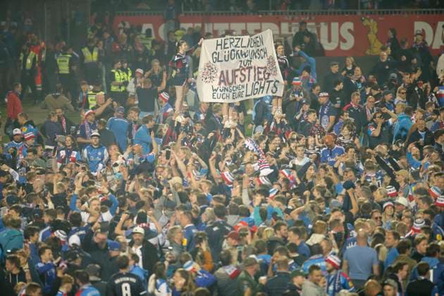 Foto : die Holstein Fans haben wenige Sekunden nach dem Schlusspfiff das Spielfeld gestürmt und feiern den Sieg und Aufstieg Fussball 2. Bundesliga am Sa 11.05.2024 Holstein Kiel - Fortuna Düsseldorf 1 - 1 *** Photo the Holstein fans stormed the pitch a few seconds after the final whistle and celebrate the victory and promotion Soccer 2 Bundesliga on Sat 11 05 2024 Holstein Kiel Fortuna Düsseldorf 1 1