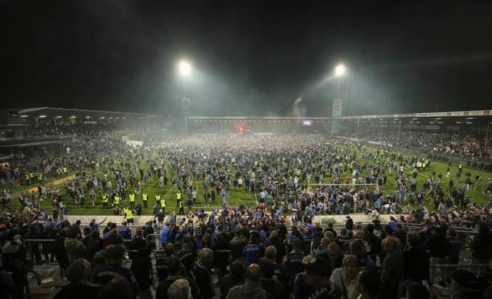 Foto : die Holstein Fans stürmen nach dem Schlusspfiff das Stadion und feiern auf dem Rasen Fussball 2. Bundesliga am Sa 11.05.2024 Holstein Kiel - Fortuna Düsseldorf 1 - 1 *** Photo Holstein fans storm the stadium after the final whistle and celebrate on the pitch Soccer 2 Bundesliga on Sat 11 05 2024 Holstein Kiel Fortuna Düsseldorf 1 1