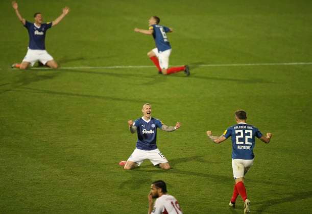 Foto : Jubel nach dem Schlußpfiff bei den Spielern von Holstein, Marvin Schulz und rechts ... Nicolai Remberg (Kiel) Fussball 2. Bundesliga am Sa 11.05.2024 Holstein Kiel - Fortuna Düsseldorf 1 - 1 *** Photo Cheering after the final whistle by the players of Holstein, Marvin Schulz and right Nicolai Remberg Kiel Football 2 Bundesliga on Sat 11 05 2024 Holstein Kiel Fortuna Düsseldorf 1 1