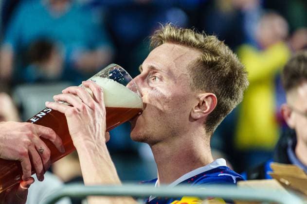 Joshua Mees (Holstein Kiel, 27) feiert Aufstieg in die Bundesliga mit den Fans GER, Holstein Kiel vs. Fortuna Duesseldorf, Fussball, 2. Bundesliga, Spieltag 33, Spielzeit 2023 2024, 11.05.2024 DFL REGULATIONS PROHIBIT ANY USE OF PHOTOGRAPHS AS IMAGE SEQUENCES AND OR QUASI-VIDEO GER, Holstein Kiel vs. Fortuna Duesseldorf, Fussball, 2. Bundesliga, Spieltag 33, Spielzeit 2023 2024, 11.05.2024 Kiel *** Joshua Mees Holstein Kiel, 27 celebrates promotion to the Bundesliga with the fans GER, Holstein Kiel vs Fortuna Duesseldorf, Football, 2 Bundesliga, Matchday 33, Season 2023 2024, 11 05 2024 DFL REGULATIONS PROHIBIT ANY USE OF PHOTOGRAPHS AS IMAGE SEQUENCES AND OR QUASI VIDEO GER, Holstein Kiel vs Fortuna Duesseldorf, Football, 2 Bundesliga, Matchday 33, Season 2023 2024, 11 05 2024 Kiel Copyright: xEibner-Pressefoto MarcelxvonxFehrnx EP_MFN