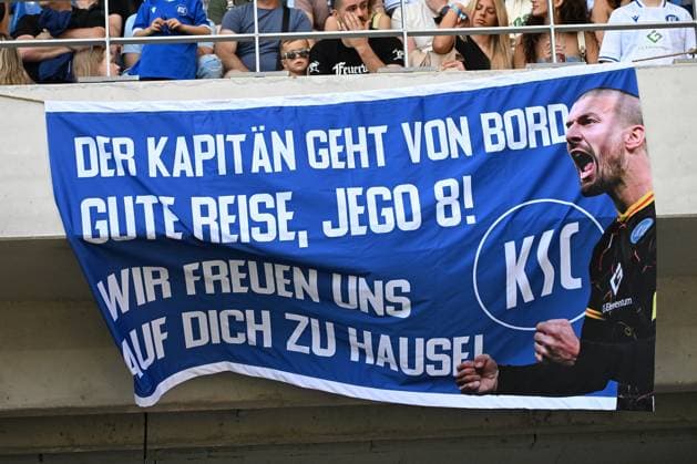 12.05.2024, xjhx, Fussball 2.Bundesliga, Karlsruher SC - Hannover 96 emspor, v.l. Abschied Verabschiedung von Jerome Gondorf (Karlsruher SC KSC) Spruchband Plakat Schild (DFL DFB REGULATIONS PROHIBIT ANY USE OF PHOTOGRAPHS as IMAGE SEQUENCES and or QUASI-VIDEO) Karlsruhe