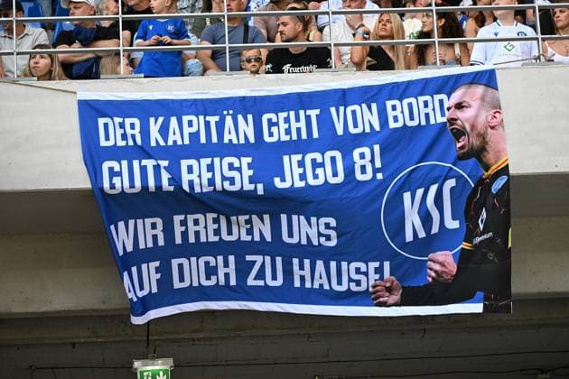 12.05.2024, xjhx, Fussball 2.Bundesliga, Karlsruher SC - Hannover 96 emspor, v.l. Abschied Verabschiedung von Jerome Gondorf (Karlsruher SC KSC) Spruchband Plakat Schild (DFL DFB REGULATIONS PROHIBIT ANY USE OF PHOTOGRAPHS as IMAGE SEQUENCES and or QUASI-VIDEO) Karlsruhe