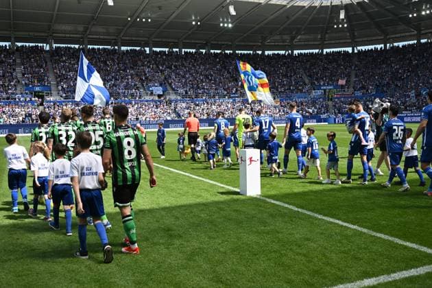12.05.2024, xjhx, Fussball 2.Bundesliga, Karlsruher SC - Hannover 96 emspor, v.l. Die Teams laufen ein (DFL DFB REGULATIONS PROHIBIT ANY USE OF PHOTOGRAPHS as IMAGE SEQUENCES and or QUASI-VIDEO) Karlsruhe