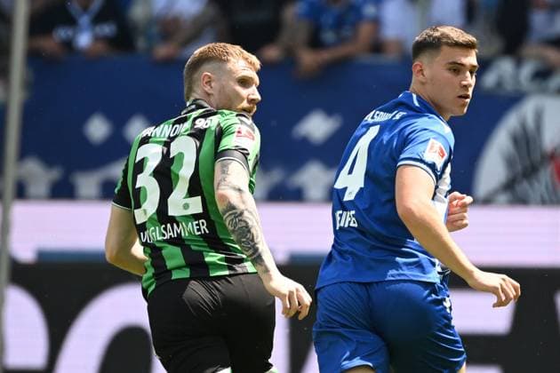 12.05.2024, xjhx, Fussball 2.Bundesliga, Karlsruher SC - Hannover 96 emspor, v.l. Andreas Voglsammer (Hannover 96) Marcel Beifus (Karlsruher SC KSC) (DFL DFB REGULATIONS PROHIBIT ANY USE OF PHOTOGRAPHS as IMAGE SEQUENCES and or QUASI-VIDEO) Karlsruhe