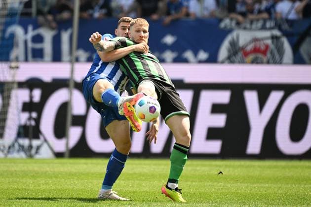 12.05.2024, xjhx, Fussball 2.Bundesliga, Karlsruher SC - Hannover 96 emspor, v.l. Andreas Voglsammer (Hannover 96) Marcel Beifus (Karlsruher SC KSC) Zweikampf, Aktion, action, battle for the ball (DFL DFB REGULATIONS PROHIBIT ANY USE OF PHOTOGRAPHS as IMAGE SEQUENCES and or QUASI-VIDEO) Karlsruhe