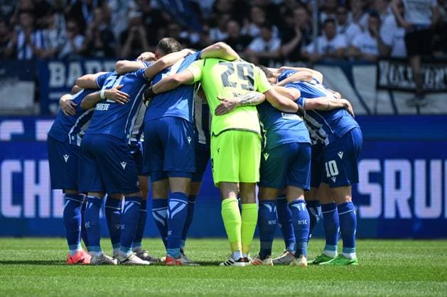 12.05.2024, xjhx, Fussball 2.Bundesliga, Karlsruher SC - Hannover 96 emspor, v.l. Teamkreis KSC (DFL DFB REGULATIONS PROHIBIT ANY USE OF PHOTOGRAPHS as IMAGE SEQUENCES and or QUASI-VIDEO) Karlsruhe