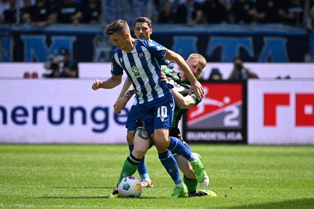12.05.2024, xjhx, Fussball 2.Bundesliga, Karlsruher SC - Hannover 96 emspor, v.l. Marvin Wanitzek (Karlsruher SC KSC) Andreas Voglsammer (Hannover 96) Zweikampf, Aktion, action, battle for the ball (DFL DFB REGULATIONS PROHIBIT ANY USE OF PHOTOGRAPHS as IMAGE SEQUENCES and or QUASI-VIDEO) Karlsruhe