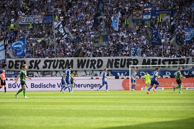 12.05.2024, xjhx, Fussball 2.Bundesliga, Karlsruher SC - Hannover 96 emspor, v.l. Fans Zuschauer Ultras Besucher Stimmung Schals Trikots Karlsruher SC Sturm Graz Spruchband Plakat Schild (DFL DFB REGULATIONS PROHIBIT ANY USE OF PHOTOGRAPHS as IMAGE SEQUENCES and or QUASI-VIDEO) Karlsruhe