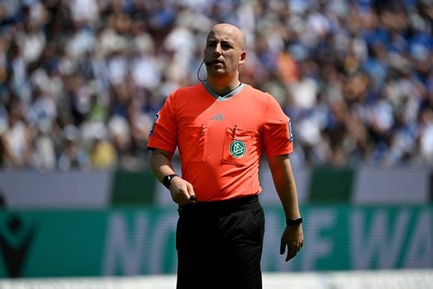 12.05.2024, xjhx, Fussball 2.Bundesliga, Karlsruher SC - Hannover 96 emspor, v.l. Schiedsrichter Referee Nicolas Winter (Hagenbach) (DFL DFB REGULATIONS PROHIBIT ANY USE OF PHOTOGRAPHS as IMAGE SEQUENCES and or QUASI-VIDEO) Karlsruhe