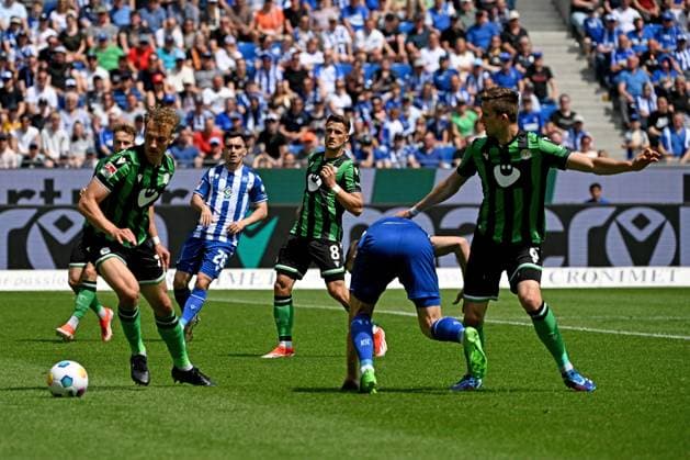 12.05.2024, xjhx, Fussball 2.Bundesliga, Karlsruher SC - Hannover 96 emspor, v.l. Yannik Luehrs Lührs (Hannover 96) Marvin Wanitzek (Karlsruher SC KSC) Fabian Kunze (Hannover 96) Zweikampf, Aktion, action, battle for the ball (DFL DFB REGULATIONS PROHIBIT ANY USE OF PHOTOGRAPHS as IMAGE SEQUENCES and or QUASI-VIDEO) Karlsruhe