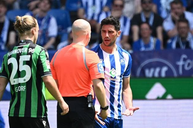 12.05.2024, xjhx, Fussball 2.Bundesliga, Karlsruher SC - Hannover 96 emspor, v.l. Schiedsrichter Referee Nicolas Winter (Hagenbach) Igor Matanovic (Karlsruher SC KSC) (DFL DFB REGULATIONS PROHIBIT ANY USE OF PHOTOGRAPHS as IMAGE SEQUENCES and or QUASI-VIDEO) Karlsruhe