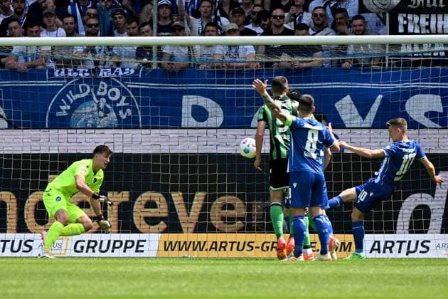 12.05.2024, xjhx, Fussball 2.Bundesliga, Karlsruher SC - Hannover 96 emspor, v.l. Max Weiß Weiss (Karlsruher SC KSC) Marvin Wanitzek (Karlsruher SC KSC) (DFL DFB REGULATIONS PROHIBIT ANY USE OF PHOTOGRAPHS as IMAGE SEQUENCES and or QUASI-VIDEO) Karlsruhe