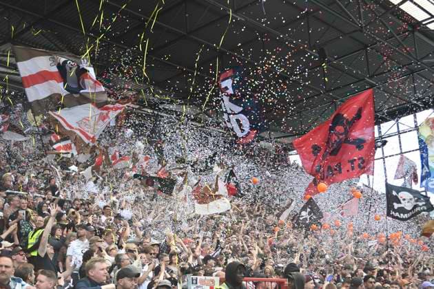 GER; 2. FBL, FC St. Pauli vs VfL Osnabrueck 12.05.2024, Millerntorstadion, Hamburg, GER; 2. FBL, FC St. Pauli vs VfL Osnabrueck (Osnabrück) im Bild Feature die Tribuene der Pauli Fans zu Spielbeginn *** GER 2 FBL, FC St Pauli vs VfL Osnabrueck 12 05 2024, Millerntorstadion, Hamburg, GER 2 FBL, FC St Pauli vs VfL Osnabrueck Osnabrueck in the picture feature the tribute of the Pauli fans at the start of the match nordphotoxGmbH xWitke nph00002
