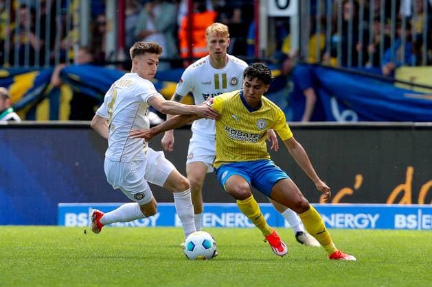 12.05.2024, xtgx, Fussball - 2.Bundesliga, Eintracht Braunschweig - SV Wehen Wiesbaden emspor, v.l. Nick Bätzner (Wiesbaden, 8), Johan Gomez (BRaunschweig, 44) Zweikampf, Duell, Kampf, tackle (DFL DFB REGULATIONS PROHIBIT ANY USE OF PHOTOGRAPHS as IMAGE SEQUENCES and or QUASI-VIDEO) Braunschweig