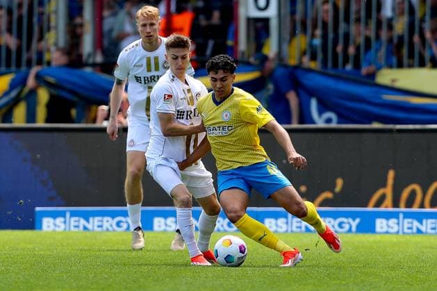 12.05.2024, xtgx, Fussball - 2.Bundesliga, Eintracht Braunschweig - SV Wehen Wiesbaden emspor, v.l. Nick Bätzner (Wiesbaden, 8), Johan Gomez (BRaunschweig, 44) Zweikampf, Duell, Kampf, tackle (DFL DFB REGULATIONS PROHIBIT ANY USE OF PHOTOGRAPHS as IMAGE SEQUENCES and or QUASI-VIDEO) Braunschweig