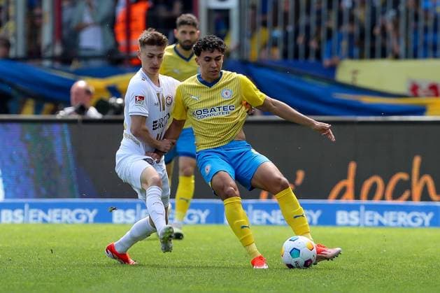12.05.2024, xtgx, Fussball - 2.Bundesliga, Eintracht Braunschweig - SV Wehen Wiesbaden emspor, v.l. Nick Bätzner (Wiesbaden, 8), Johan Gomez (BRaunschweig, 44) Zweikampf, Duell, Kampf, tackle (DFL DFB REGULATIONS PROHIBIT ANY USE OF PHOTOGRAPHS as IMAGE SEQUENCES and or QUASI-VIDEO) Braunschweig