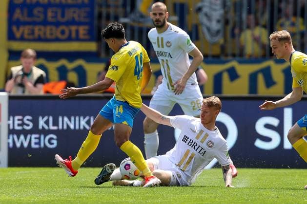 12.05.2024, xtgx, Fussball - 2.Bundesliga, Eintracht Braunschweig - SV Wehen Wiesbaden emspor, v.l. Johan Gomez (Braunschweig, 44), Bjarke Jacobsen (Wiesbaden, 19) Zweikampf, Duell, Kampf, tackle (DFL DFB REGULATIONS PROHIBIT ANY USE OF PHOTOGRAPHS as IMAGE SEQUENCES and or QUASI-VIDEO) Braunschweig