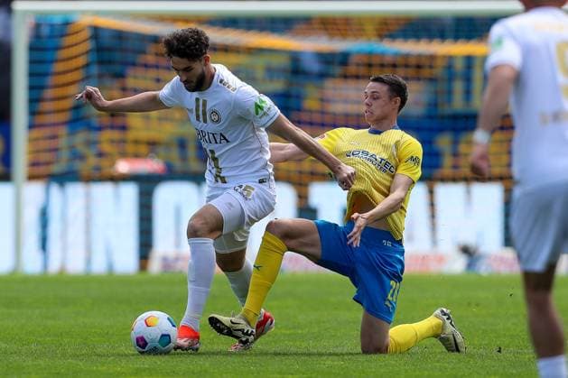 12.05.2024, xtgx, Fussball - 2.Bundesliga, Eintracht Braunschweig - SV Wehen Wiesbaden emspor, v.l. Nikolas Agrafiotis (Wiesbaden, 25), Thorir Johann Helgason (Braunschweig, 20) Zweikampf, Duell, Kampf, tackle (DFL DFB REGULATIONS PROHIBIT ANY USE OF PHOTOGRAPHS as IMAGE SEQUENCES and or QUASI-VIDEO) Braunschweig