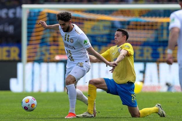12.05.2024, xtgx, Fussball - 2.Bundesliga, Eintracht Braunschweig - SV Wehen Wiesbaden emspor, v.l. Nikolas Agrafiotis (Wiesbaden, 25), Thorir Johann Helgason (Braunschweig, 20) Zweikampf, Duell, Kampf, tackle (DFL DFB REGULATIONS PROHIBIT ANY USE OF PHOTOGRAPHS as IMAGE SEQUENCES and or QUASI-VIDEO) Braunschweig