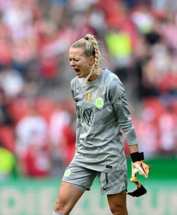 Jubel Torwart Torhueterin Merle FROHMS (WOB) DFB Pokal Finale der Frauen 2024, FC Bayern Muenchen (M) - VfL Wolfsburg (WOB) 0:2, am 09.05.2024 in Koeln Deutschland. DFB regulations prohibit any use of photographs as image sequences and or quasi-video Â