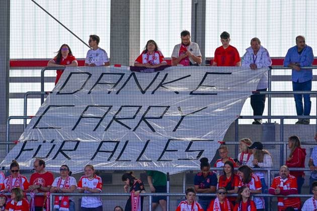 Fans des FC Bayern München zeigen ein Banner zur Verabschiedung von Carina Wenninger (ehemalige Spielerin des FCB), 12.05.2024, München (Deutschland), Fussball, Google Pixel Frauen-Bundesliga, FC Bayern München - 1. FC Nürnberg, DFB DFL REGULATIONS PROHIBIT ANY USE OF PHOTOGRAPHS AS IMAGE SEQUENCES AND OR QUASI-VIDEO.