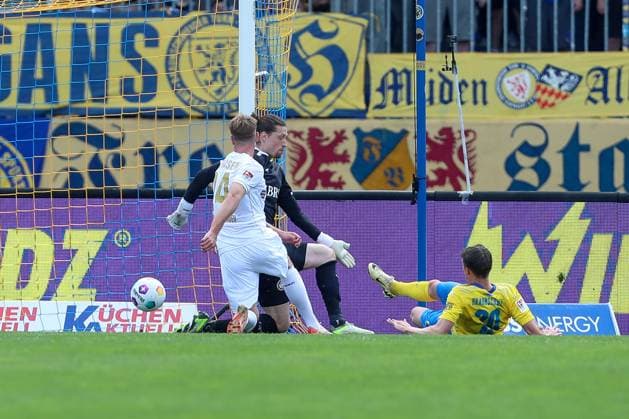 12.05.2024, xtgx, Fussball - 2.Bundesliga, Eintracht Braunschweig - SV Wehen Wiesbaden emspor, v.l. Tor zum 1:0 durch Thorir Johann Helgason (Braunschweig, 20) (DFL DFB REGULATIONS PROHIBIT ANY USE OF PHOTOGRAPHS as IMAGE SEQUENCES and or QUASI-VIDEO) Braunschweig