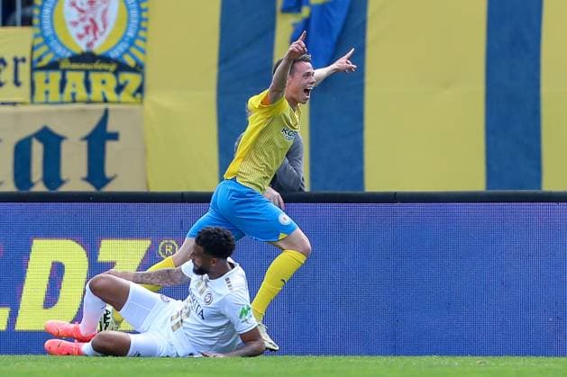 12.05.2024, xtgx, Fussball - 2.Bundesliga, Eintracht Braunschweig - SV Wehen Wiesbaden emspor, v.l. Jubel nach dem 1:0 durch Thorir Johann Helgason (Braunschweig, 20) (DFL DFB REGULATIONS PROHIBIT ANY USE OF PHOTOGRAPHS as IMAGE SEQUENCES and or QUASI-VIDEO) Braunschweig