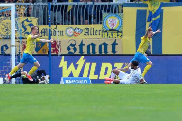 12.05.2024, xtgx, Fussball - 2.Bundesliga, Eintracht Braunschweig - SV Wehen Wiesbaden emspor, v.l. Jubel nach dem 1:0 durch Thorir Johann Helgason (Braunschweig, 20) (DFL DFB REGULATIONS PROHIBIT ANY USE OF PHOTOGRAPHS as IMAGE SEQUENCES and or QUASI-VIDEO) Braunschweig